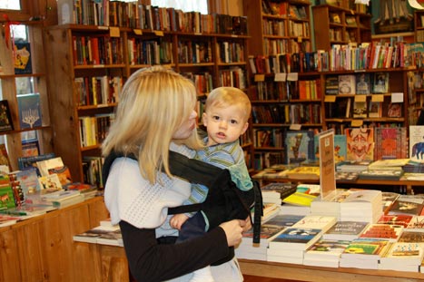 stealing-kiss-at-bookstore